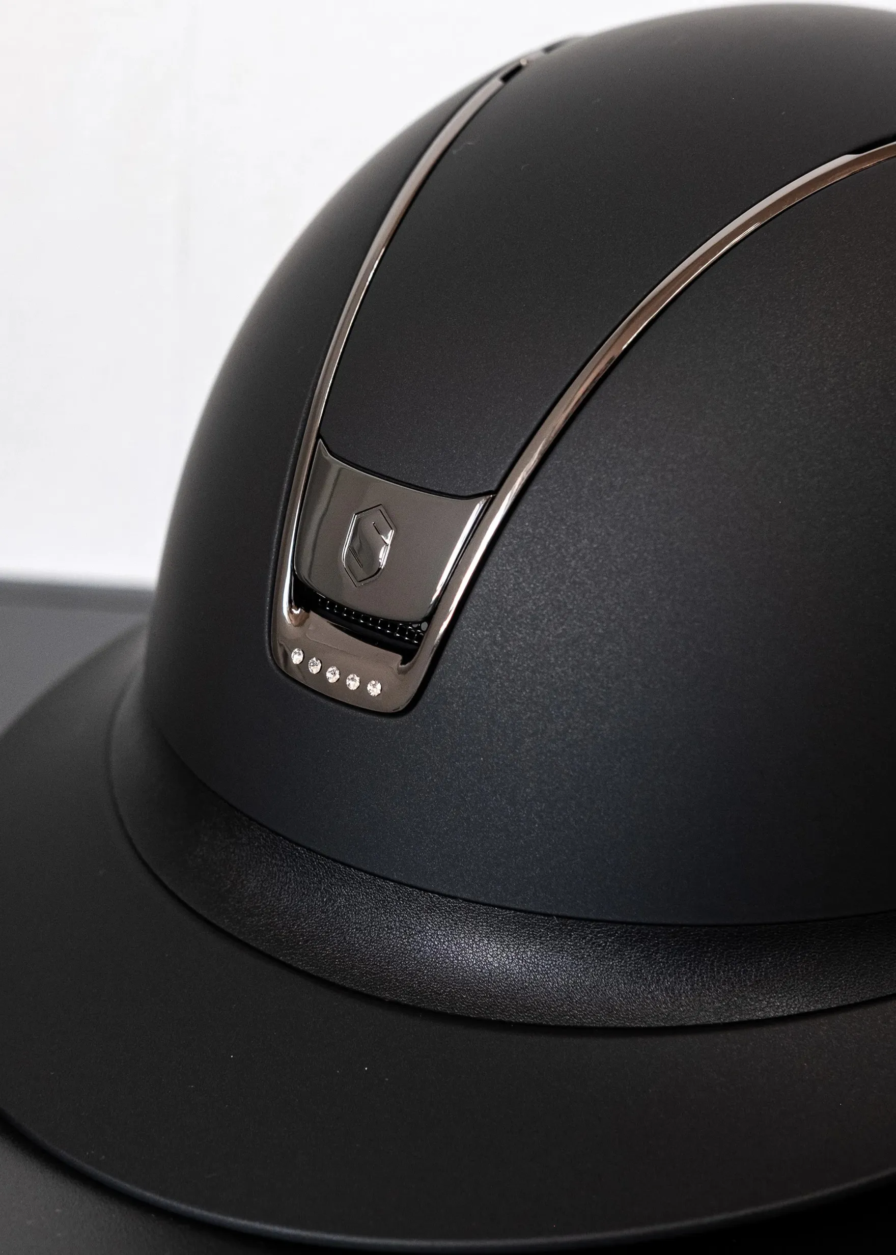 Reithelm Miss Shield 2.0 Shadowmatt, Trim + Blason Black Chrome,5 Swarovski Crystal Colour