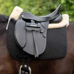 Schabracke, mit innenliegenden Taschen, Lammfell, Dressurschabracke