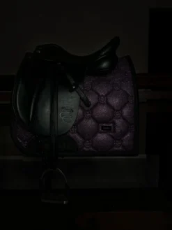 Schabracke Purple Glimmer, Dressurschabracke